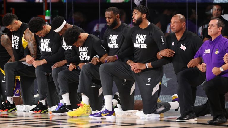 Para pemain dan wasit di NBA berlutut ketika lagu kebangsaan Amerika Serikat diputar